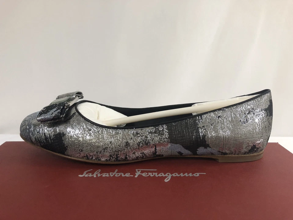 Nuevo En Caja Salvatore Ferragamo Varina Negro/Plateado Tela Joya Pisos Talla 6 Foto 3 de 4