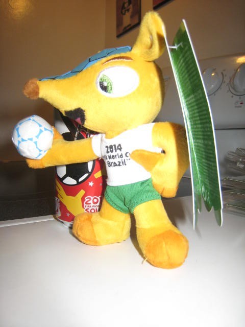 Peluche Fuleco – Mascotte Coupe Du Monde 2014, 13 Cm, Avec Pendentif, Balle Sous Le Pied – Brésil