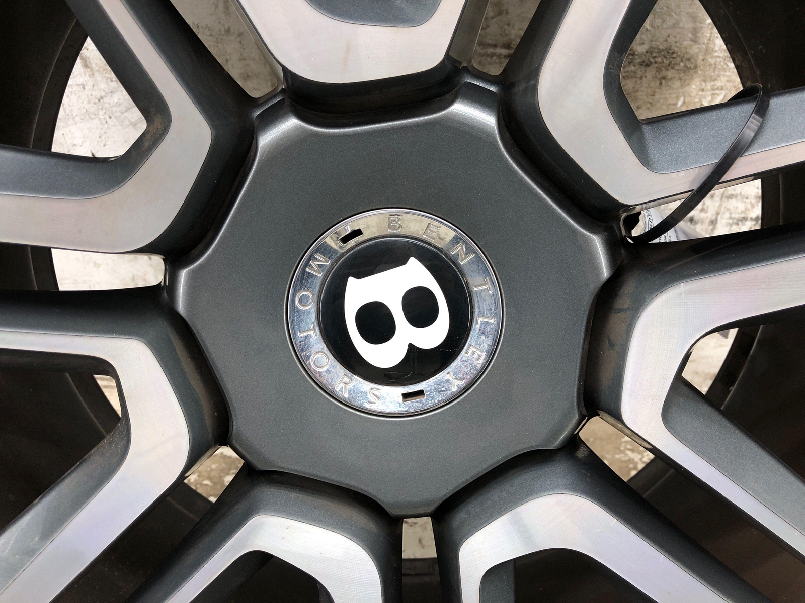 2016-2020 BENTLEY BENTAYGA 21x10" WHEEL RIM & TIRE SET 36A601025R 285/45ZR21 OEM