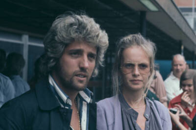 Twiggy Pictured With Her Boyfriend And Manager Justin De Villeneuve 1971 PHOTO