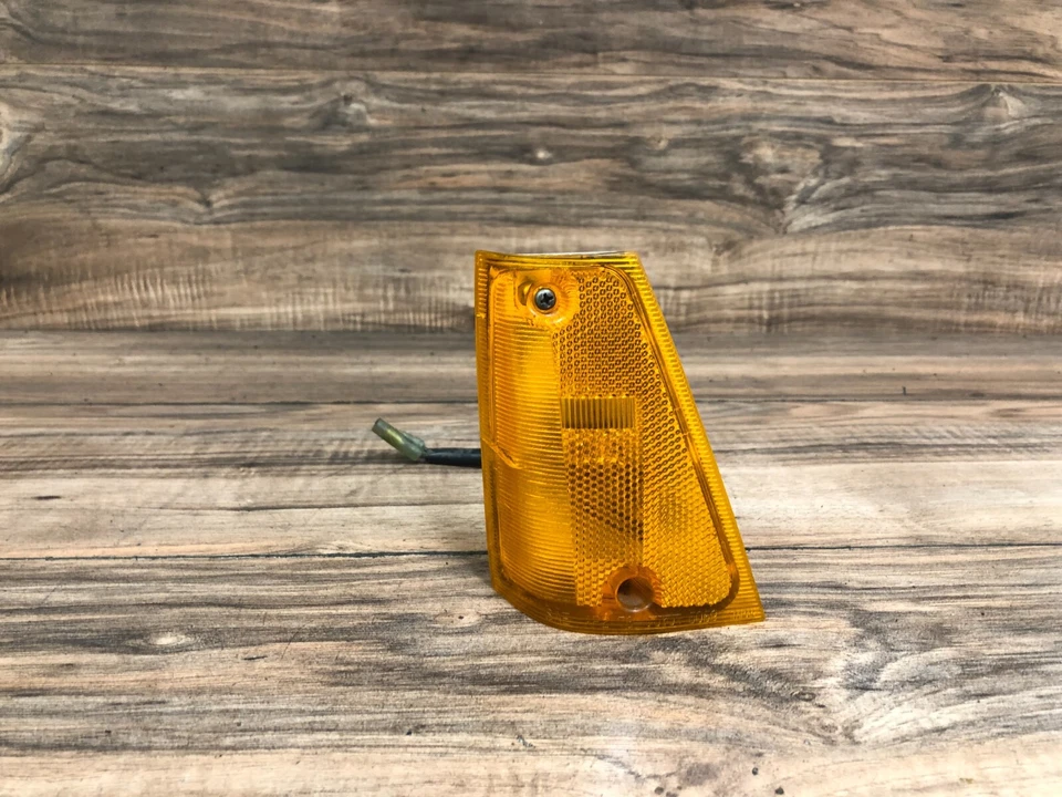 DATSUN 200SX OEM FRONT DRIVER SIDE TURN SIGNAL LIGHT INDICATOR AMBER 80-83 - Image 2 of 4