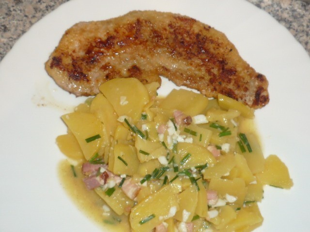 leckeres paniertes Schnitzel und 250 g Kartoffelsalat