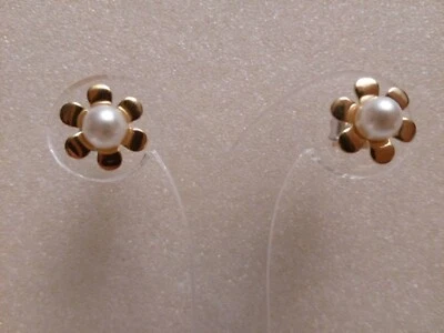 Petites boucles d'oreilles fleurs 6 pétales dorées - perle de culture - Photo 1/2