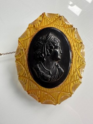 Vintage zweifarbig geschnitzte Bakelit Kamee Brosche mit einer schwarzen Kamee in einem
