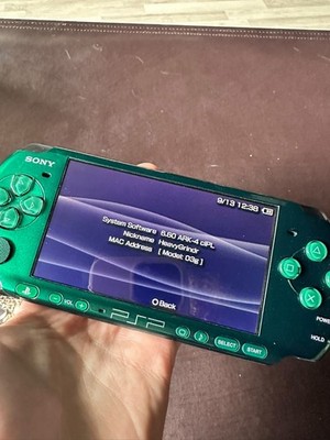 Sony PSP-1000 Grün Handheld Konsole Bundle mit Hülle, Box, UMD Spiel, Ohrhörer (UK)