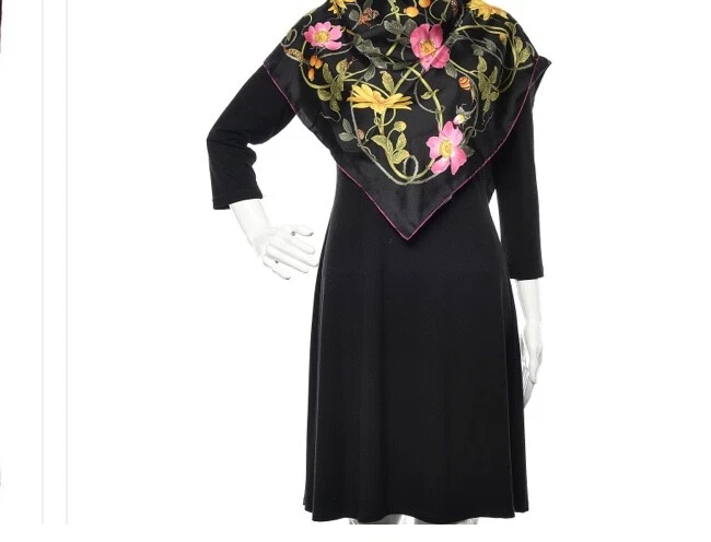 Gucci soie femme neuf avec étiquette Flowerwebby 90x90 écharpe châle multicolore made in Italy