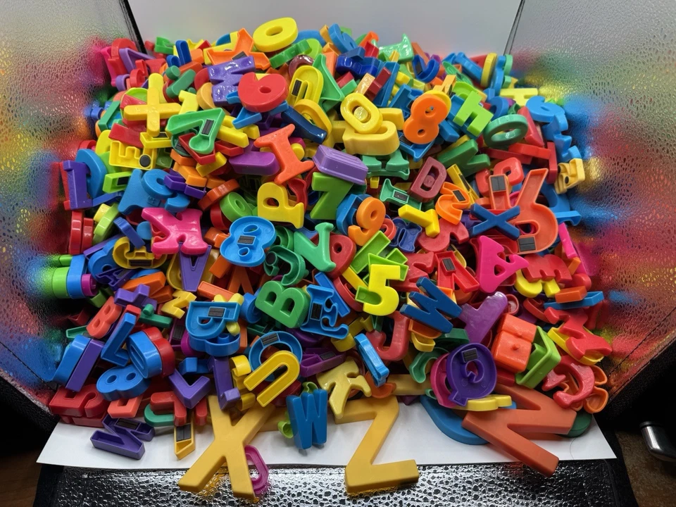 Lote de 8 libras de plástico magnético LETRAS Y NÚMEROS juguetes de aprendizaje escolar vintage Foto 3 de 4