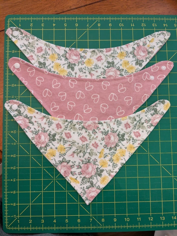 Baberos Bandana Hechos a Mano para Bebé Niña Conjunto de 3 Corazones Florales Rosa Foto 2 de 3
