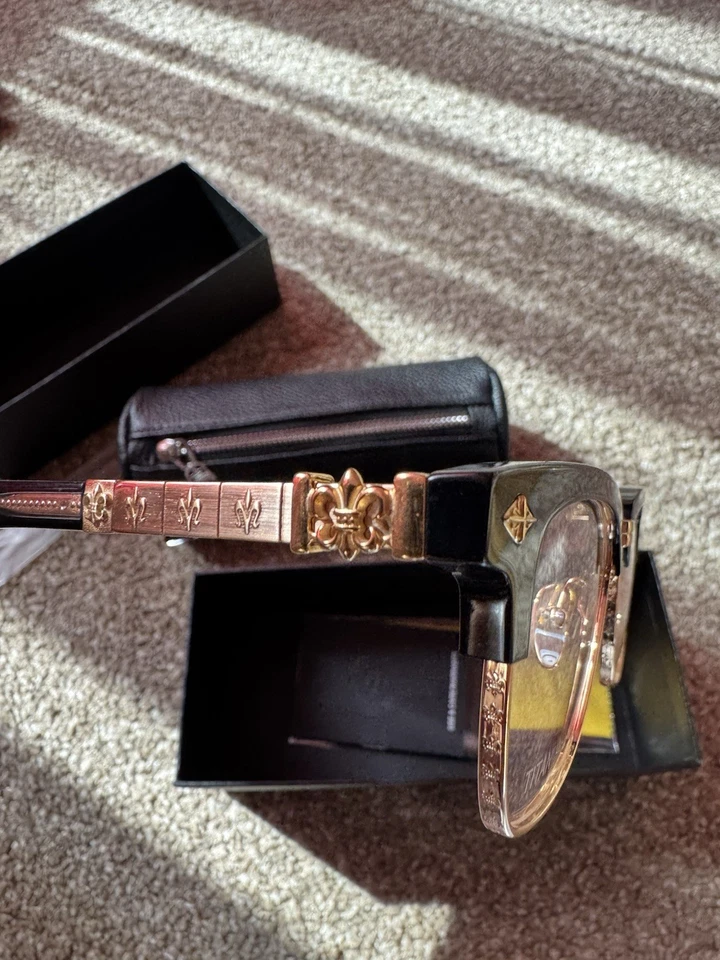 Gafas cromadas estilo corazón diseño cruz negras y doradas Foto 3 de 4