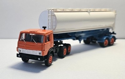 Kamaz-5410 Zugmaschine mit 2-axle Tank Sattelzug (1:87)