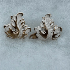 Vintage ornate plumes cuff links in white & gold
