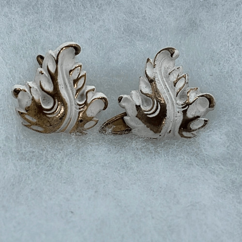 Vintage ornate plumes cuff links in white & gold