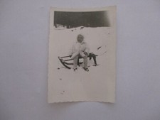 ALTES FOTO WINTER 1949 KIND UND SEIN ALTES SPIELZEUG SCHLITTEN