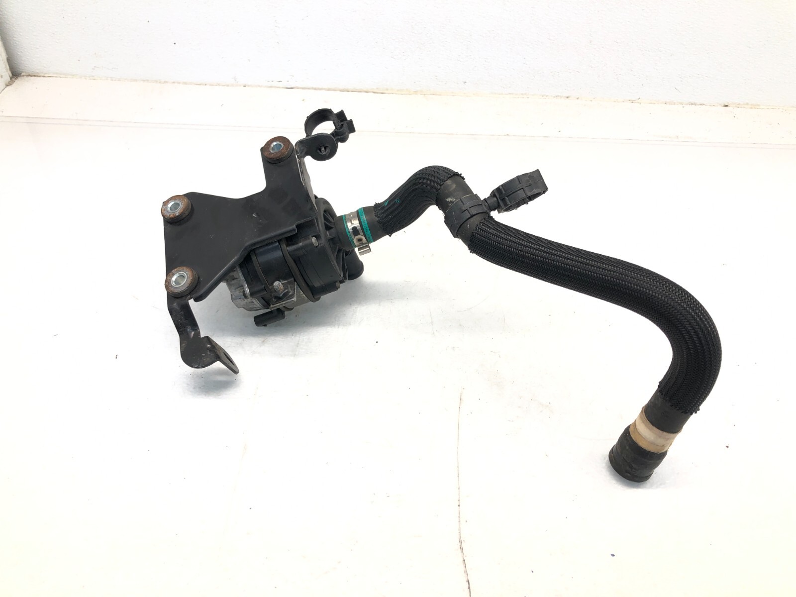 2017-2024 MASERATI LEVANTE S 3.0L AUXILIARY WATER PUMP W/ HOSE LINE OEM