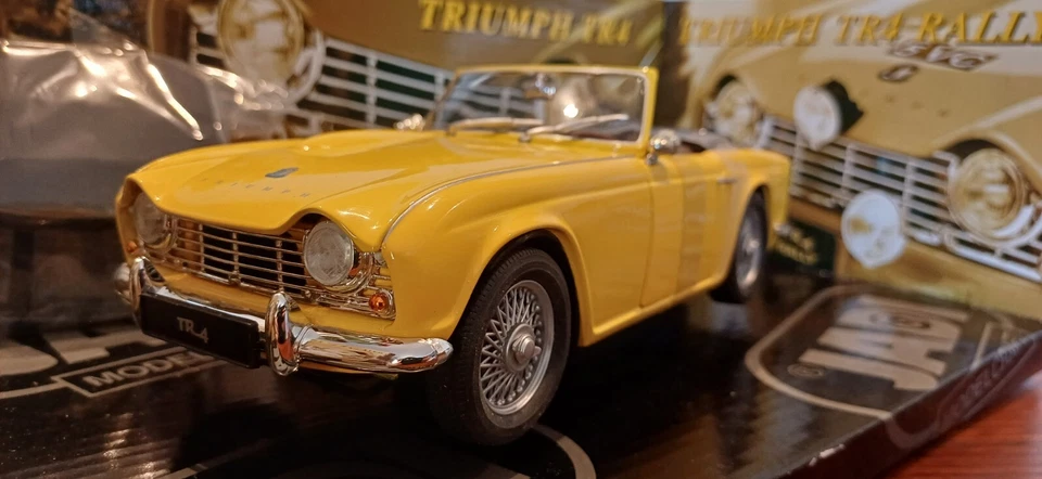 Jadi Triumph TR4 1/18 - Photo 3/4
