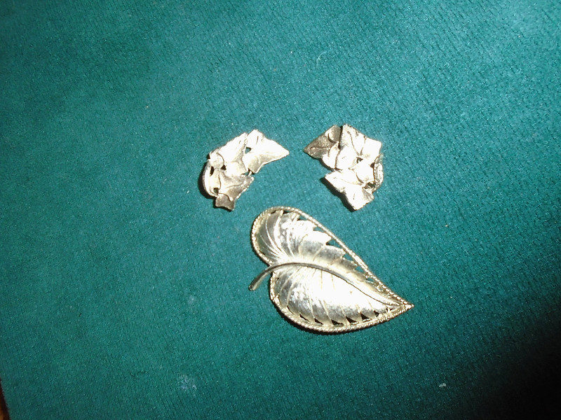 VINTAGE BSK PRETTY SILVERTONE ETCHED-SWIRLED LEAF BROOCH/BSK 3-LEAF EARRINGS SET