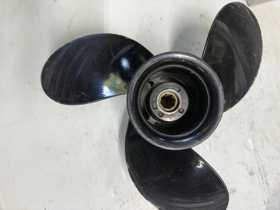 Mercury 9,9 HP 4 tiempos hélice 3 hojas 9x9RH Mercalloy aluminio 828156A12 8 estrías Foto 3 de 4