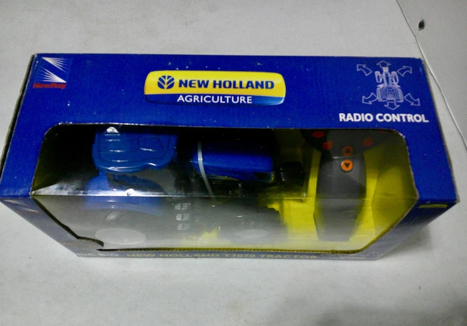 New Ray Remote Control New Holland T7070 tractor with box. - Image 2 of 4