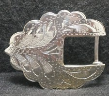 XD05145 REALLY NICE VINTAGE 1970s SILVERTONE ARTWORK FASHION UNISEX BELT BUCKLE