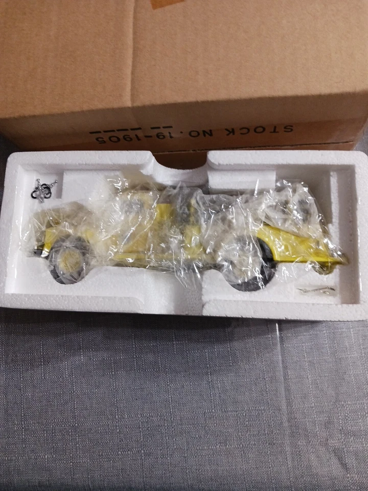 First Gear 1951 Ford F-7 Fire Truck NIB Wrapped 1:34 Scale Diecast Model Truck - Image 3 of 4