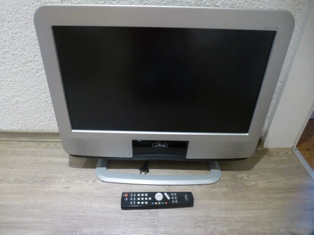 Metz Talio-26 , 26 Zoll LED TV , silber , Sat DVB-S Tuner mit original Fb - Bild 1 von 4