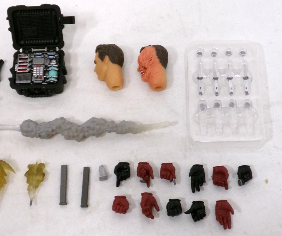 Lote de piezas y accesorios de figuras Mezco One:12 Collective DC de dos caras escala 1/12 de 6" Foto 3 de 4