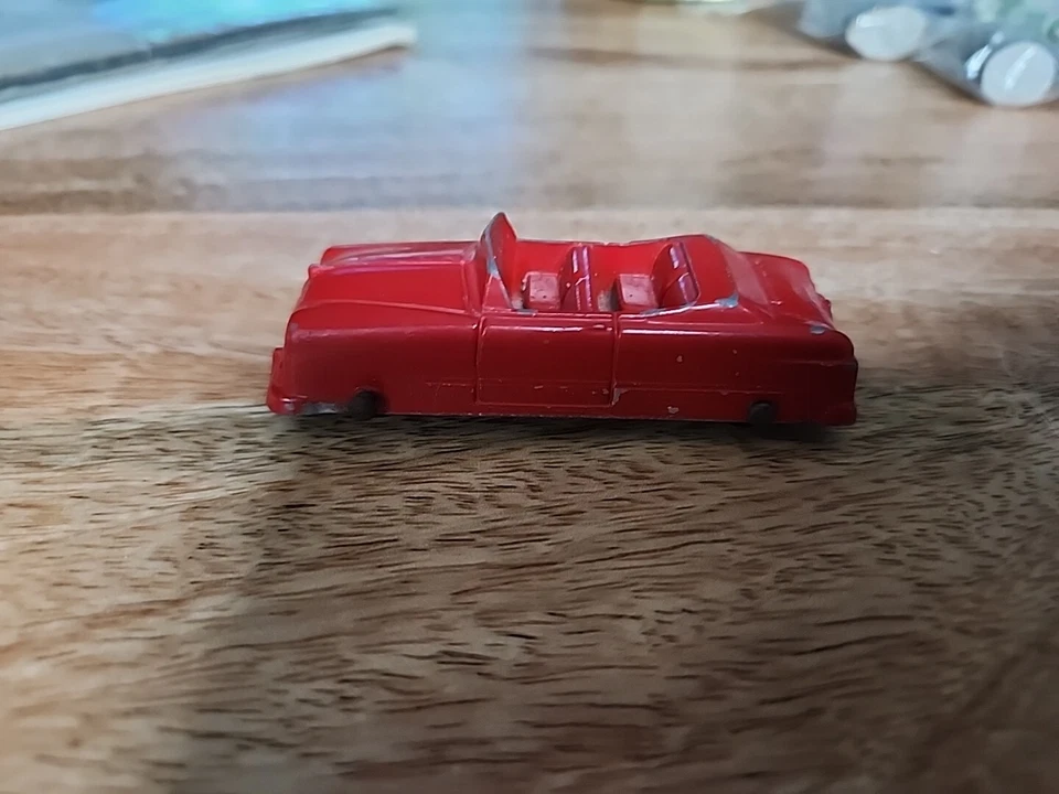 Ford 1949 convertible Tootsie coche rojo de juguete hecho en EE. UU. Foto 2 de 4