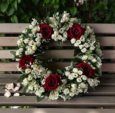 Everlasting memorial or doorwreath ivory rose buds 5 red roses graveside 42cm 