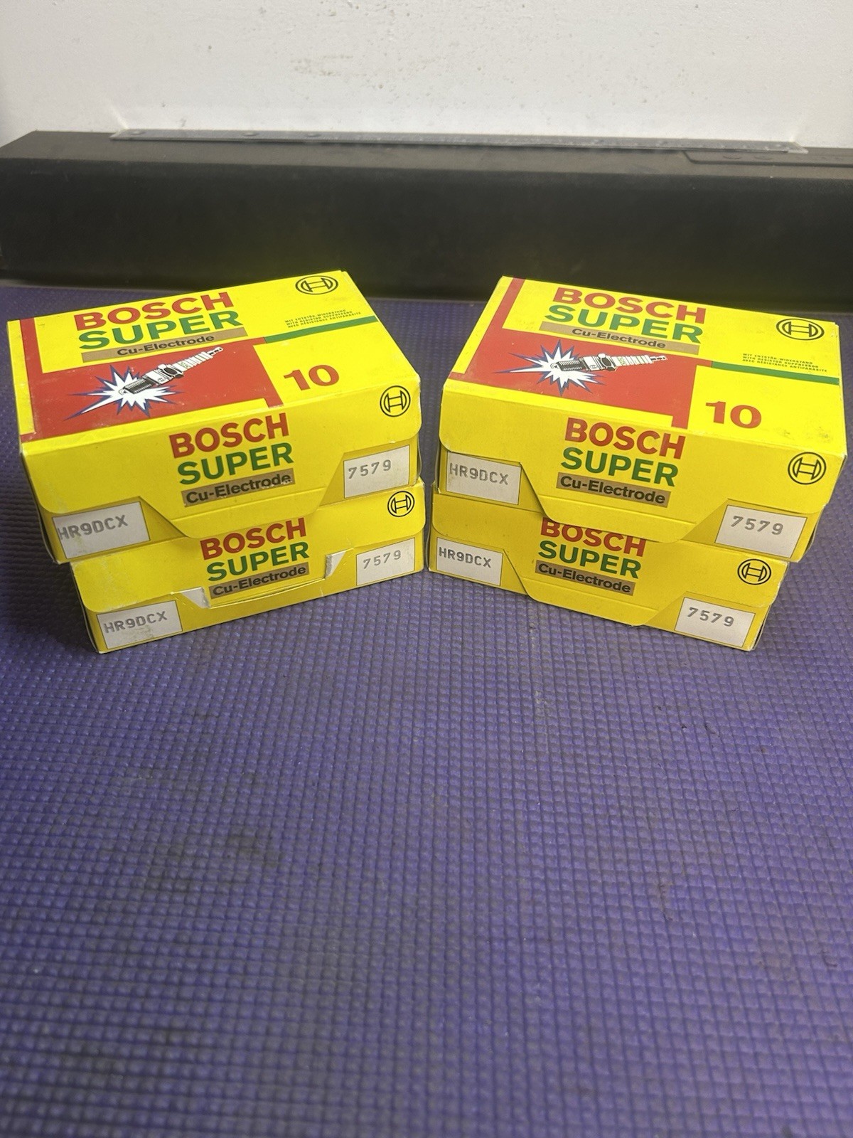4 Boxes Set of 10 40 Total Bosch Super Spark Plug Copper Core #7579 / HR9DCX