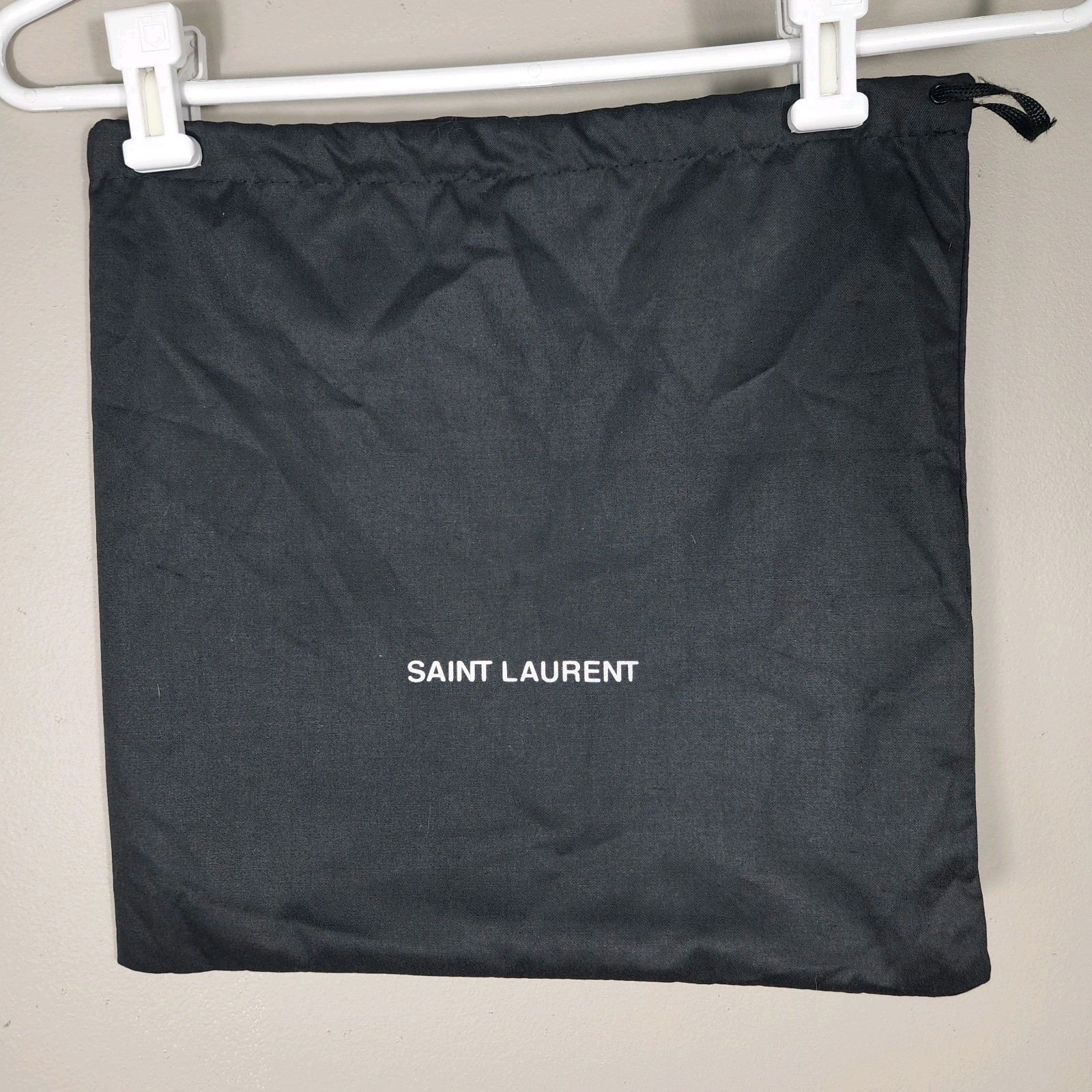 Borsa Yves Saint Laurent YSL logo con coulisse antipolvere nera circa 13 5” x 14”