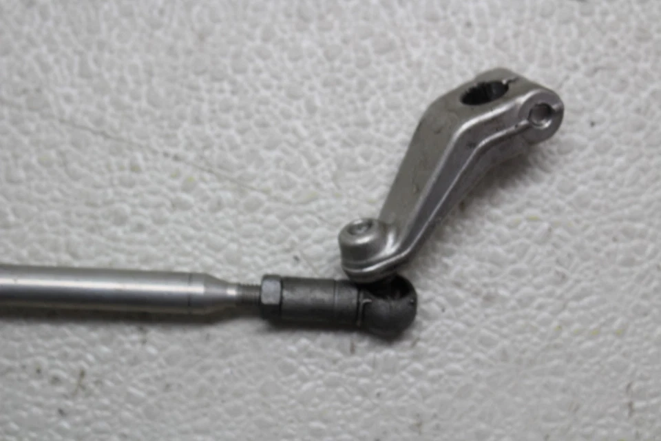 2006-2008 TRIUMPH DAYTONA 675 ЛЕВЫЙ ЗАДНИЙ КОМПЛЕКТ НОЖНОЙ КОЛЫШЕК С ПЕРЕКЛЮЧАТЕЛЕМ ПЕРЕДАЧ - Изображение 2 из 4