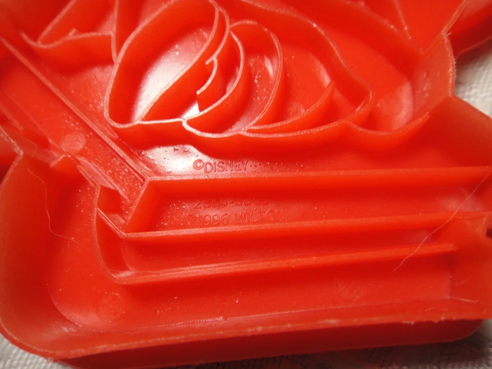 Cortador de galletas de plástico rojo vintage 1996 Disney Wilton Winnie the Pooh en trineo Foto 3 de 4