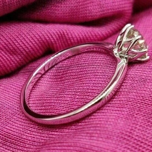 Anillo de boda solitario enchapado en oro blanco 925 con diamantes cultivados en laboratorio de corte redondo de 6 mm Foto 2 de 3