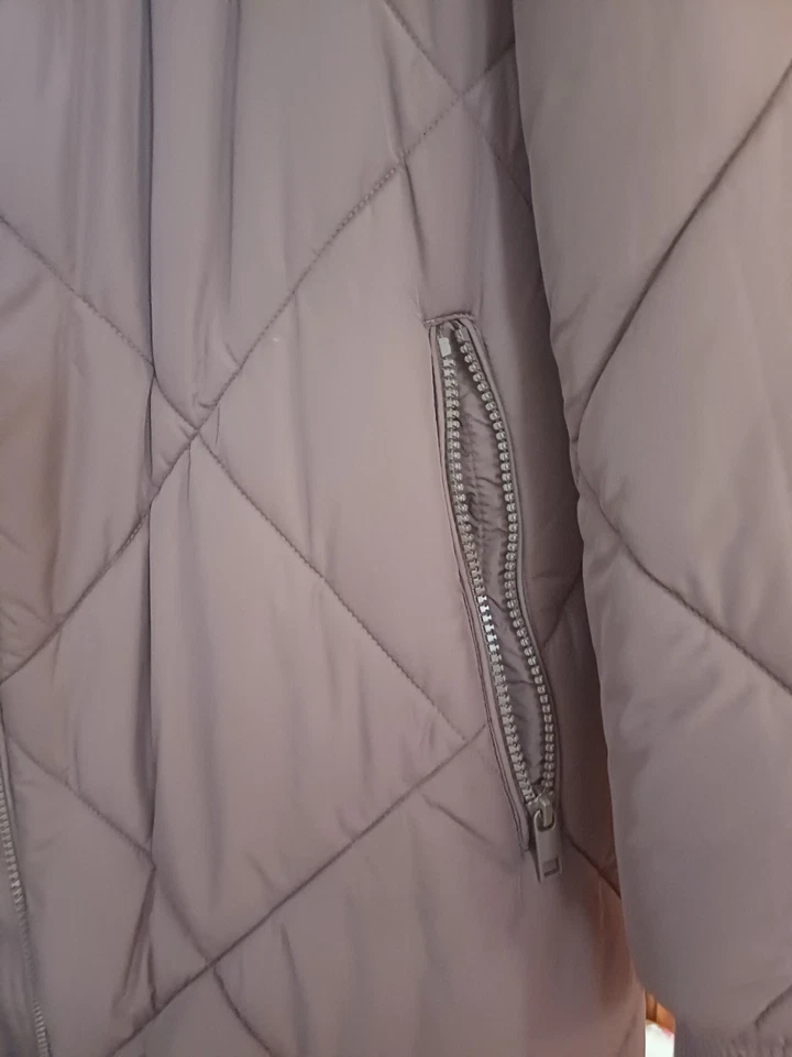 M and S Quilted Winter Coat With Hood,size 20.Fleece lined  pockets.Excellent. - Image 3 of 4