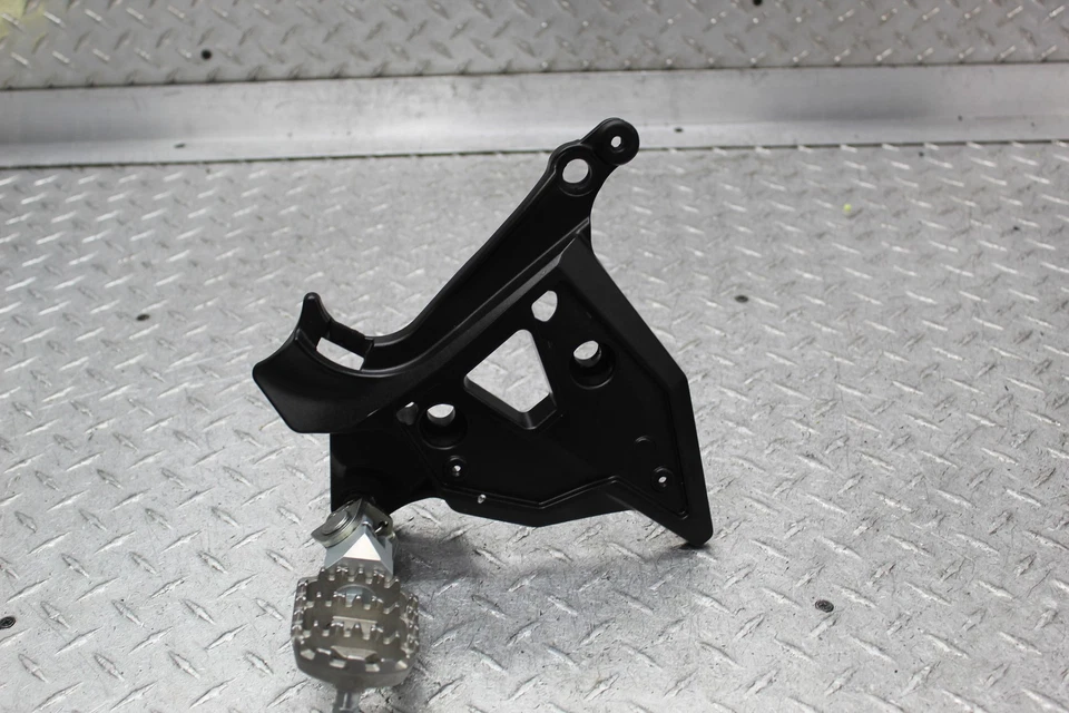 2015 KAWASAKI VERSYS 650 KLE650F DRIVER FOOTPEGS - Image 2 of 4