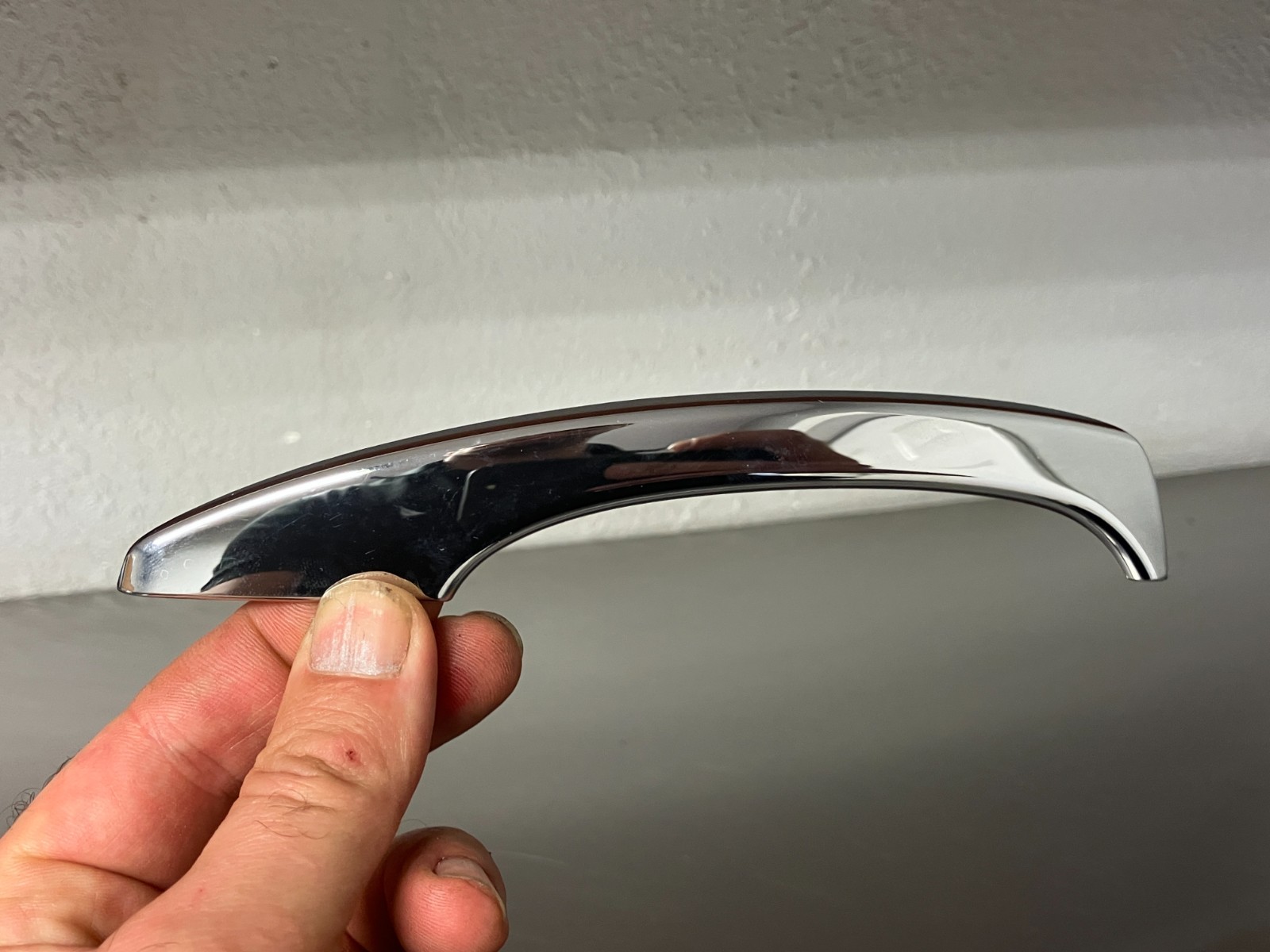 2016-2019 bentley bentayga right passenger side upper chrome door handle molding