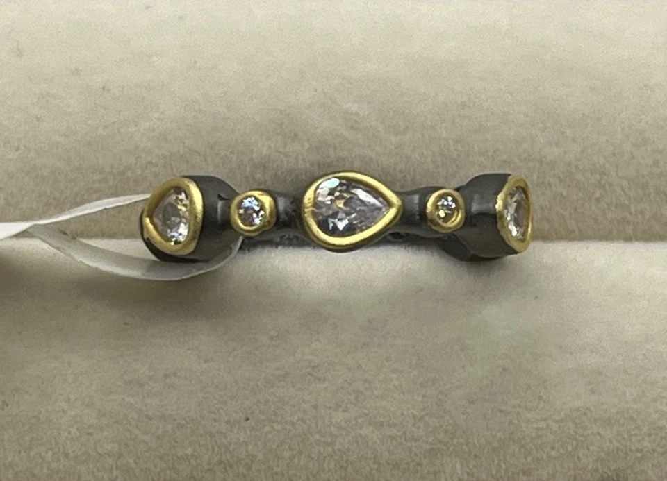 Anillo apilable Freida Rothman negro y dorado con forma de marquesa circonita cúbica piedra talla 5 Foto 3 de 4