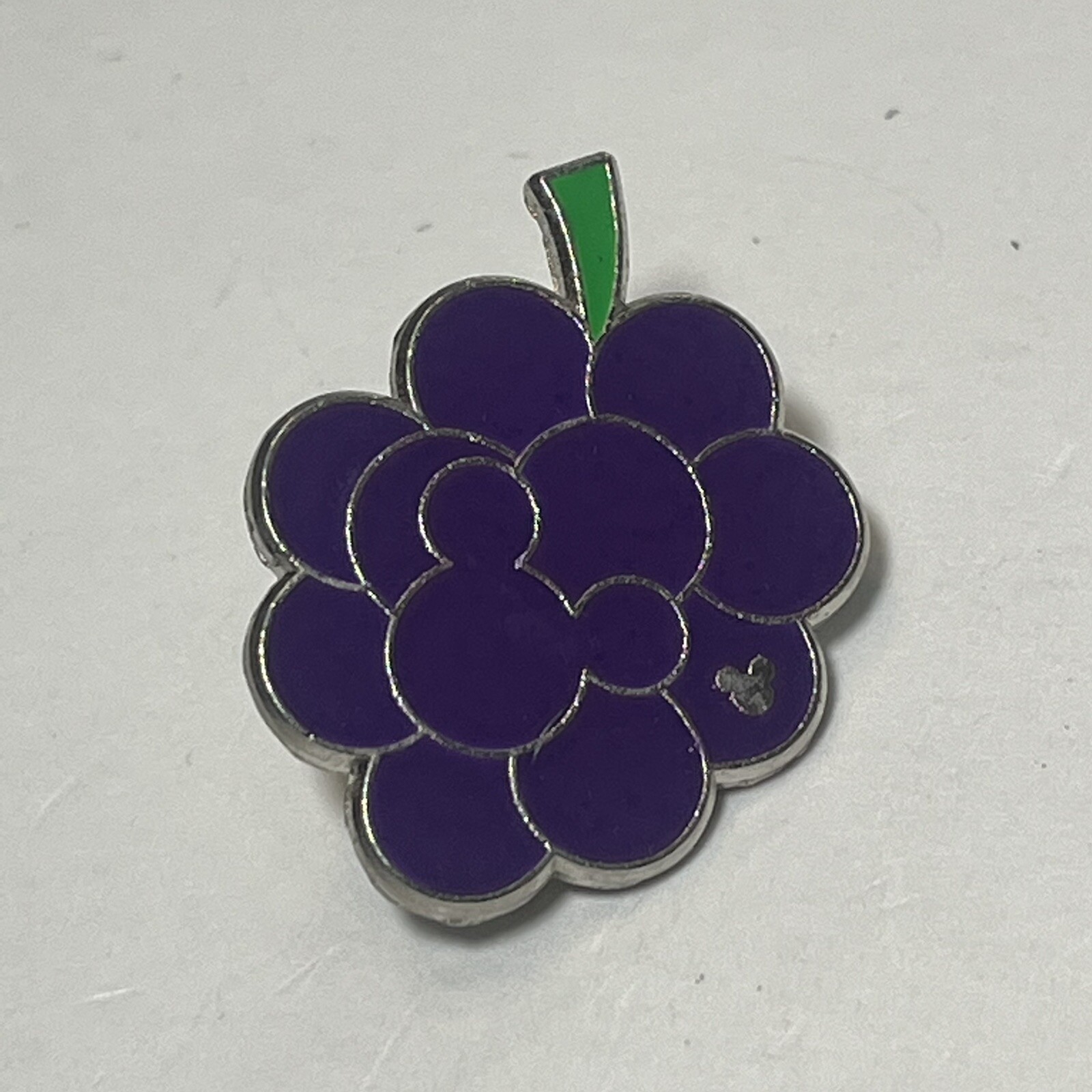 Hidden Mickey Grapes fruits enamel Disney pin