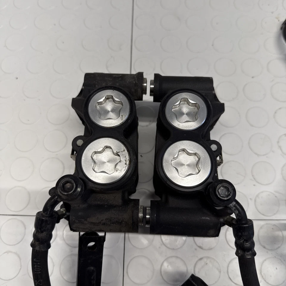2008-2016 YAMAHA YZF R6 CONJUNTO DE PINÇAS DE FREIO DIANTEIRO ESQUERDO DIREITO LINHA DE FREIO FABRICANTE DE EQUIPAMENTO ORIGINAL - Imagem 2 de 4