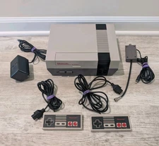 NES-001 Console Nintendo Original 1985 System Bundle For Parts/Repair -Powers On