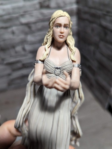 2014 Game of Thrones Daenerys Targaryen 7.5" Figure Dark Horse Statue - Picture 7 of 8