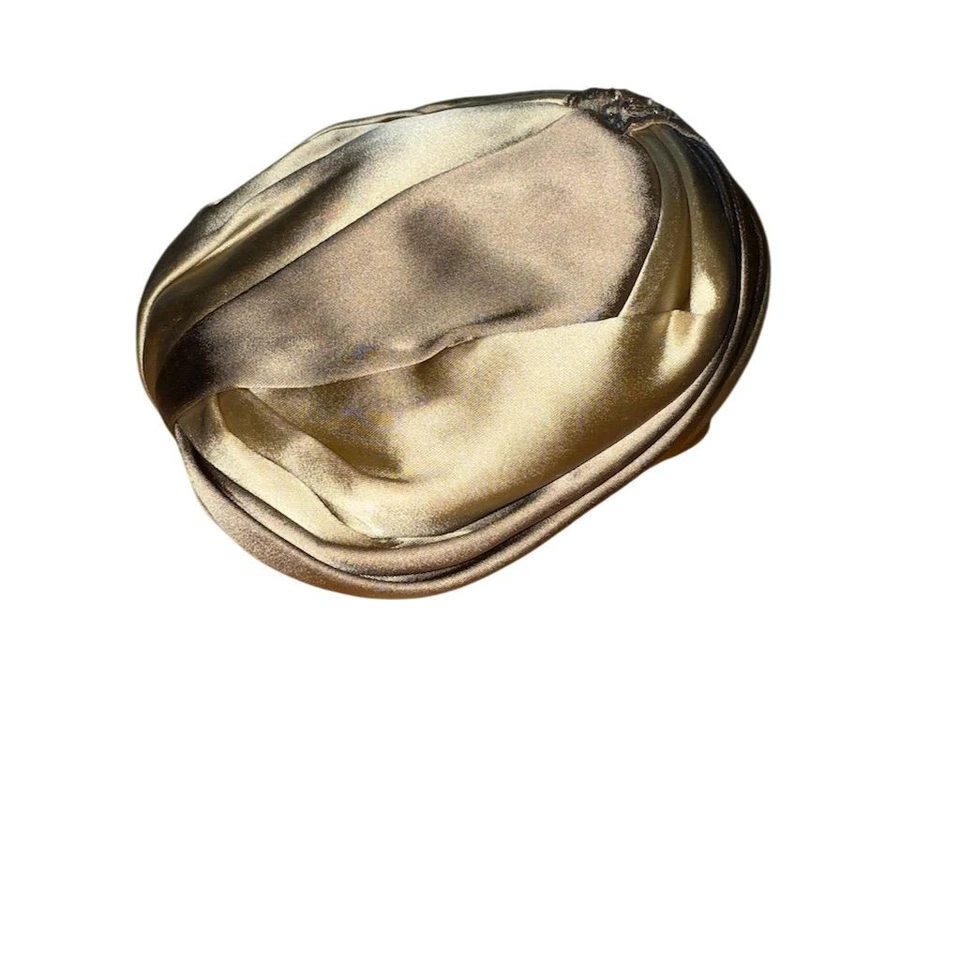 Antigo Chapéu Turbante Cetim Dourado Frisado Floral Acentos Feito na União EUA Steampunk Elegante - Imagem 3 de 4