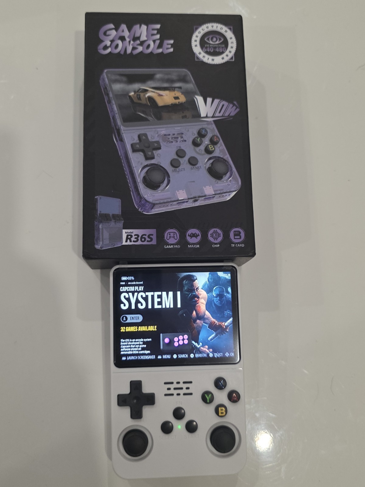 Console R36S portable blanche et emulateur multi-consoles a ecran IPS