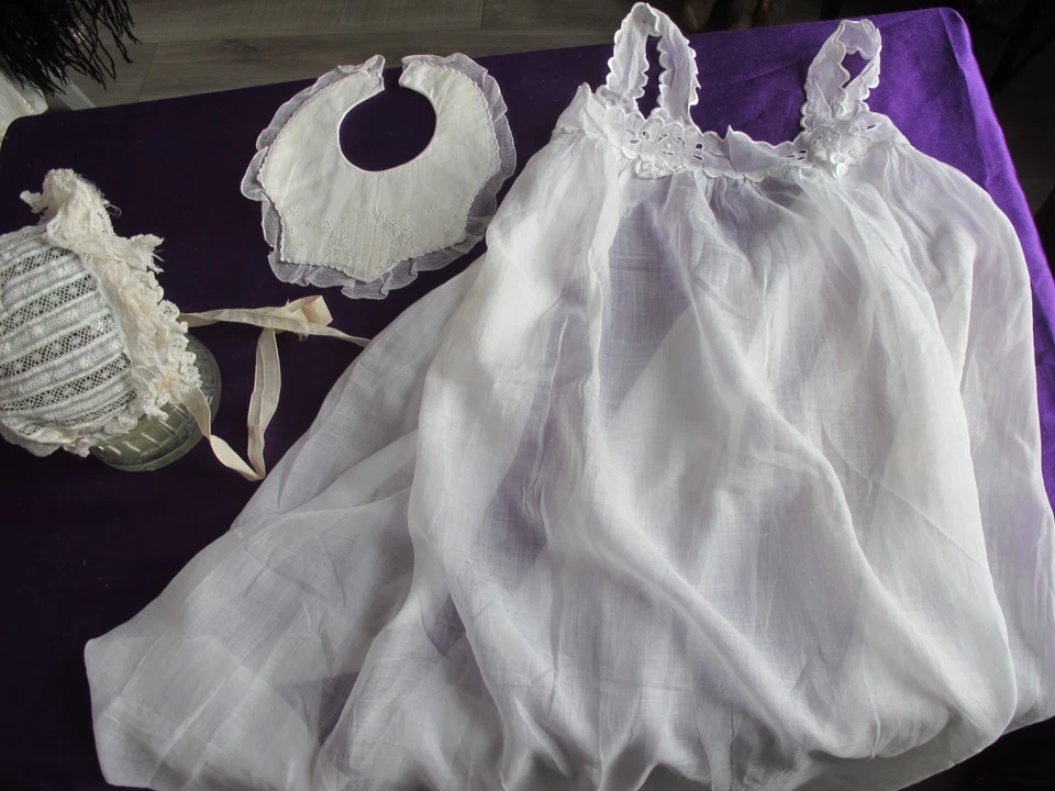 LOT/ BRODERIE FINE / BONNET ET PETITE ROBE EN LINON+ BAVOIR - Photo 3/4
