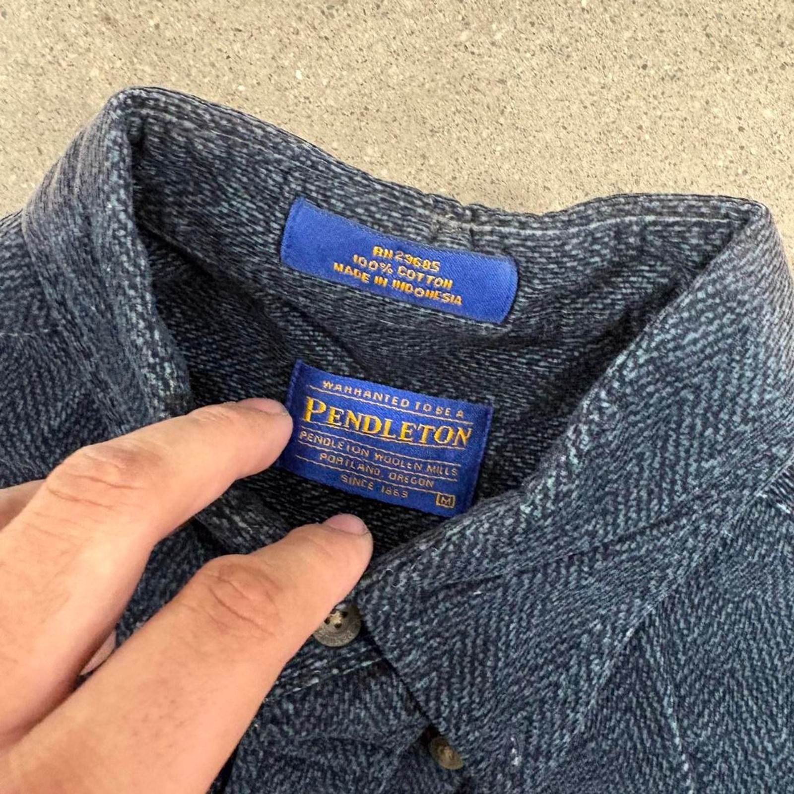 Pendleton mens button up size medium - image 2