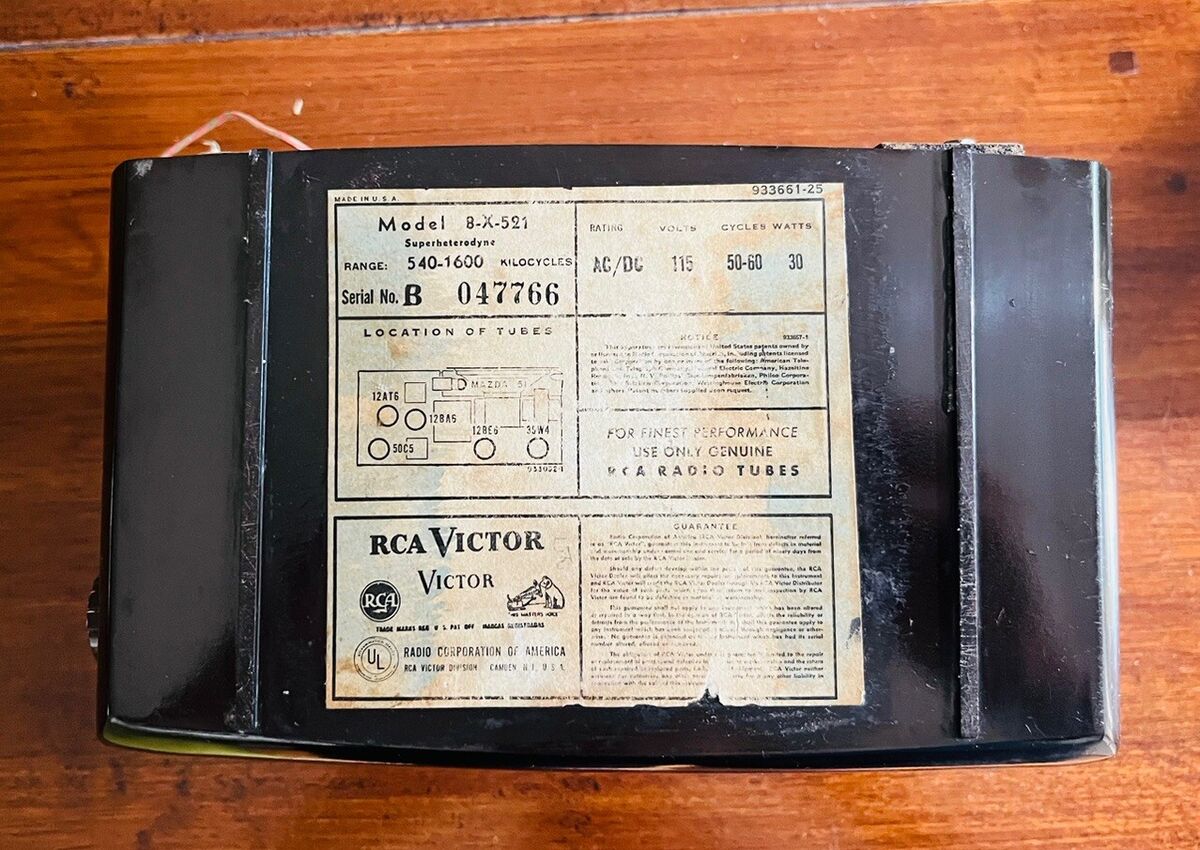 1948 RCA Victor Art Deco Radio - Model 8X521 - Petite Size 1948 RCA Victor Art Deco Radio - Model 8X521 - Petite Size