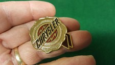 Chrysler Medallón de Oro Estampado y Vidrio Cloisonne Cocido Años 40