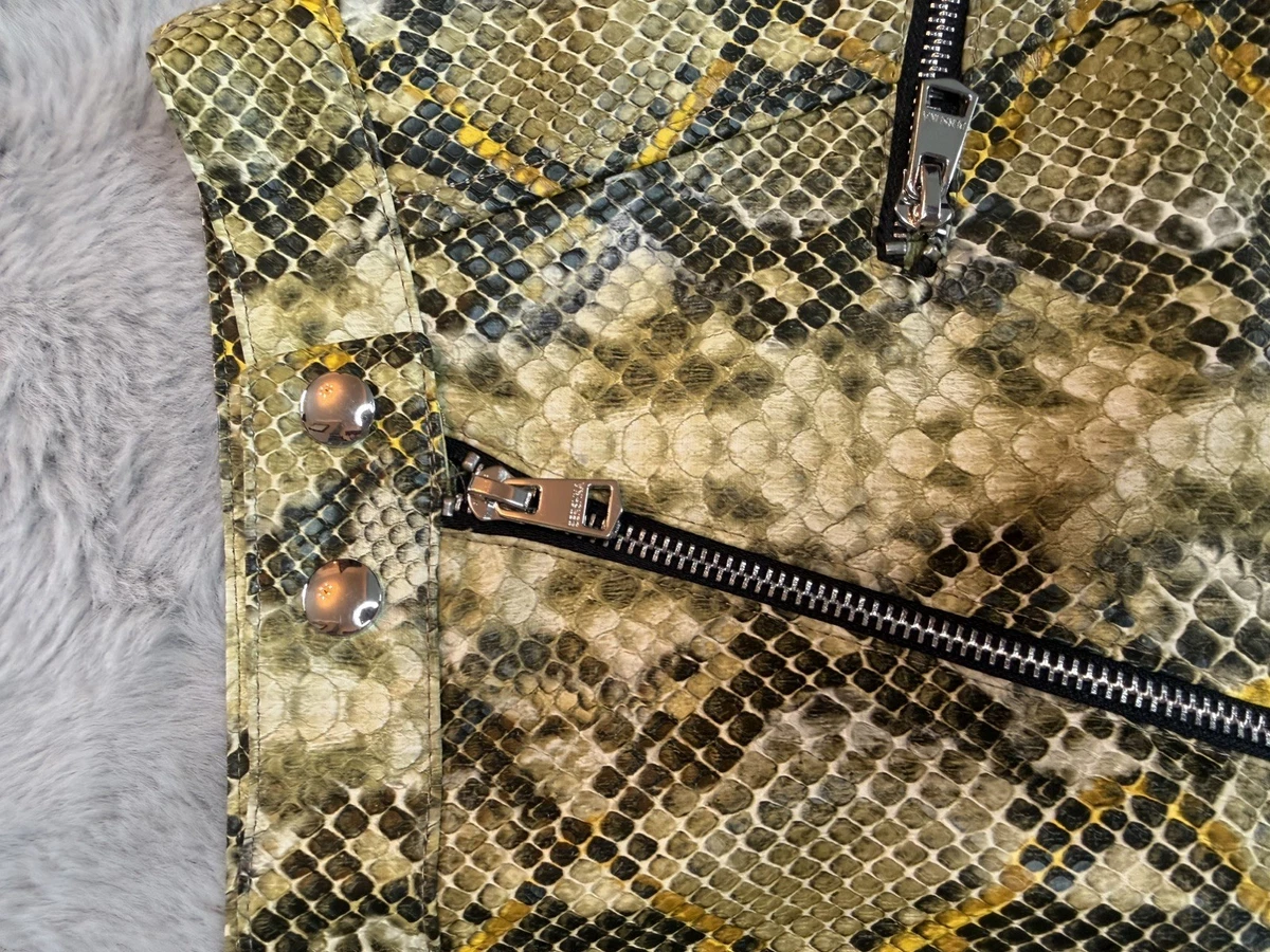 Minifalda Bershka estampado de serpiente talla L cintura alta imitación cuero nueva sin etiquetas