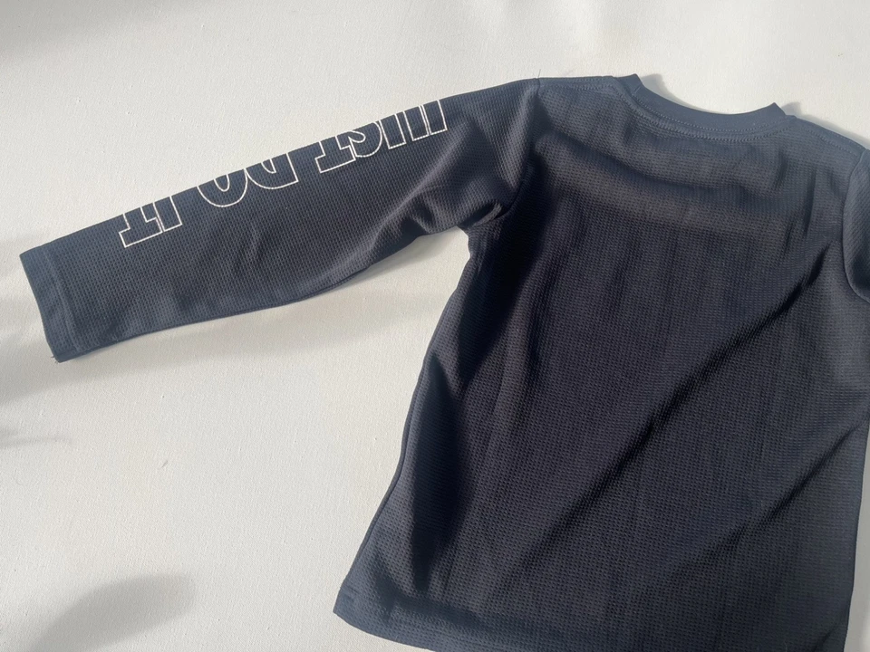 Camisa negra de manga larga con logotipo de Nike para niños talla 7 para jóvenes Waffle Swoosh Top deportivo  Foto 3 de 4