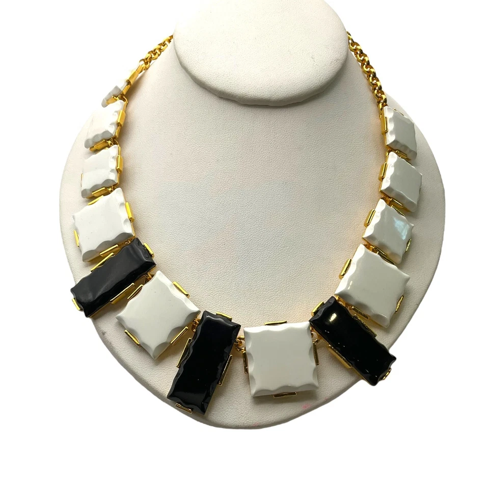 Kenneth Jay Lane Collar Resina Blanco y Negro Foto 2 de 4